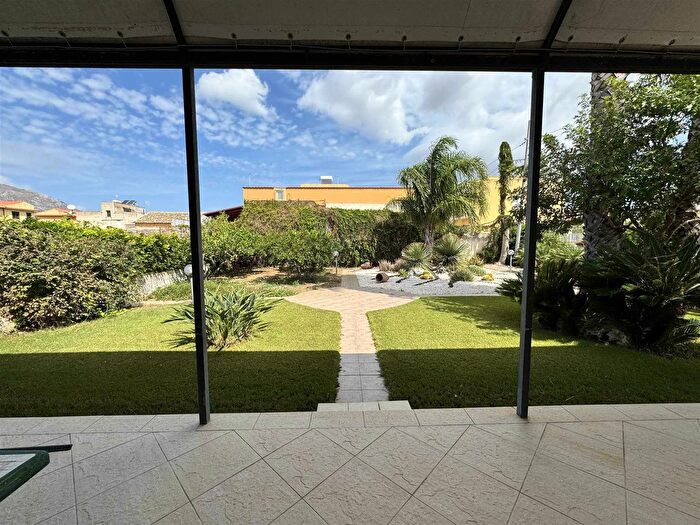 Casa con 8 locali in vendita in Via Pernici, Valderice