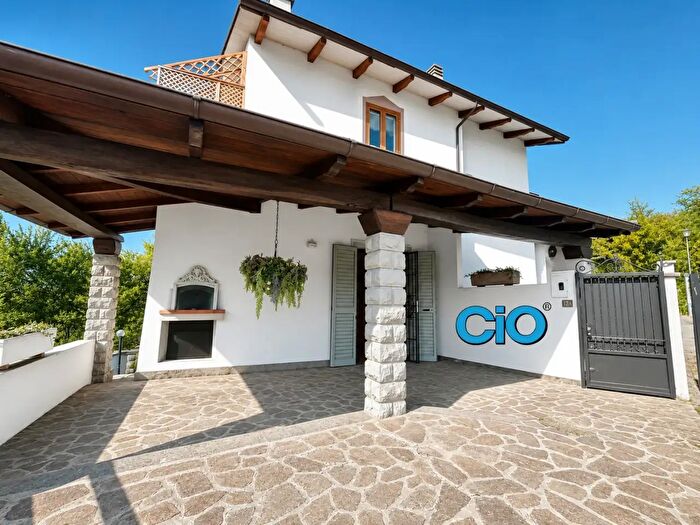 Casa con 6 locali in vendita in Camugnano