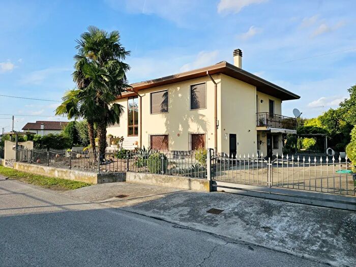Casa quadrilocale in vendita in Via Giuseppe Verdi, Solesino