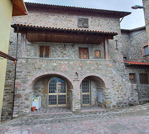 Casa con 11 locali in vendita in Via Chiesa, Villa Collemandina