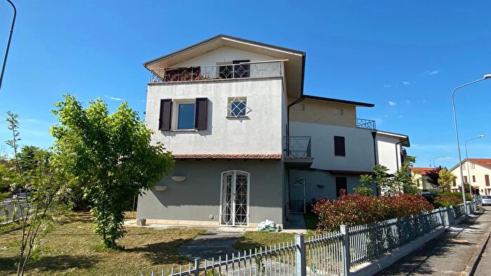 Casa con 6 locali in vendita in Via Moro Conselice, Conselice