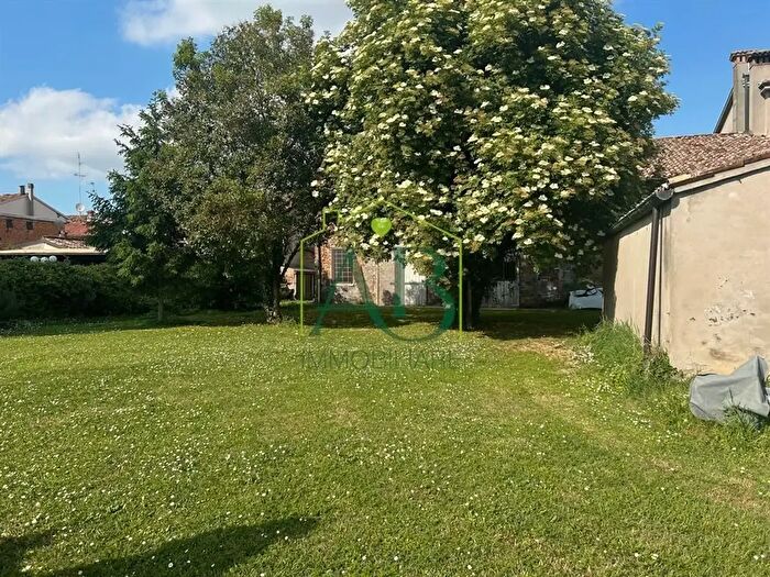 Casa con 10 locali in vendita in Russi