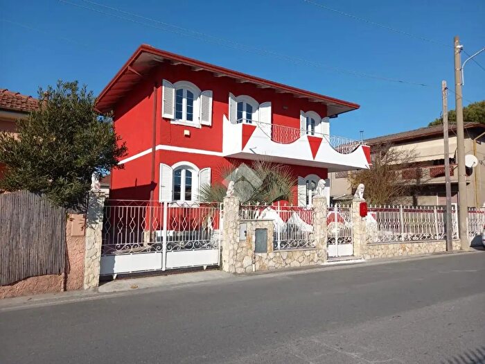 Casa con 5 locali in vendita in Via Flavio Torello Baracchini, Massa