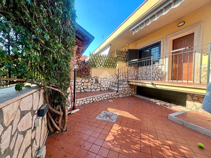 Casa quadrilocale in vendita in Via di Giardinetti, Roma