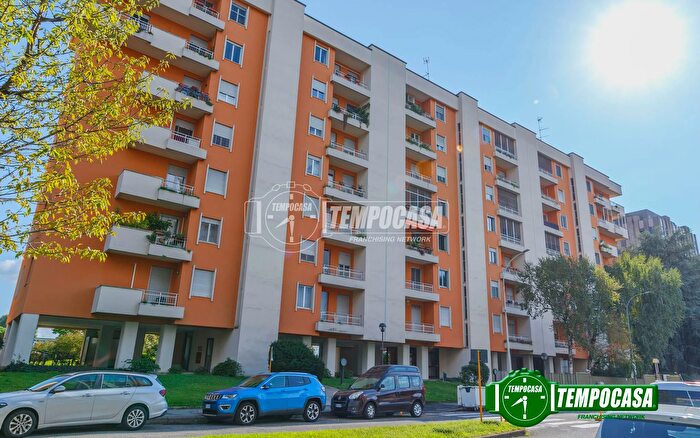 Appartamento con 5 locali in vendita in Via Sporting Mirasole, Opera