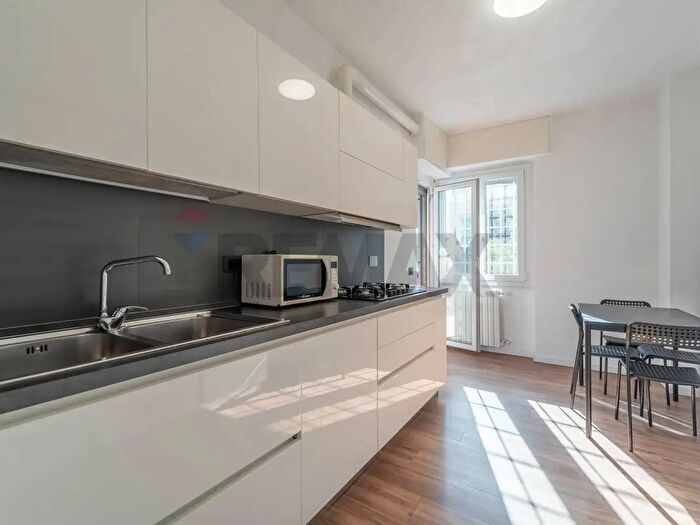 Appartamento trilocale in vendita in Piazza Salvatore Galgano, Roma