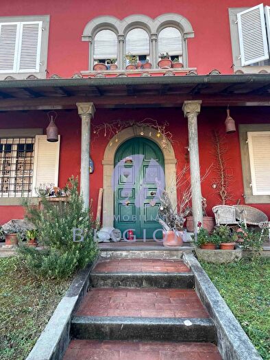 Casa con 10 locali in vendita in Camaiore