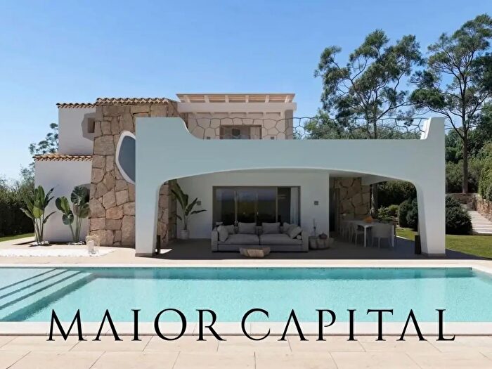 Casa con 8 locali in vendita in San Teodoro