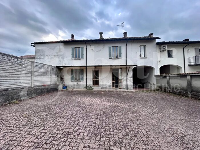 Casa quadrilocale in vendita in Lazzaretto, Dorno