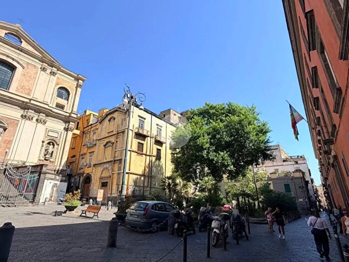 Appartamento con 7 locali in vendita in Via Loffredi, Napoli