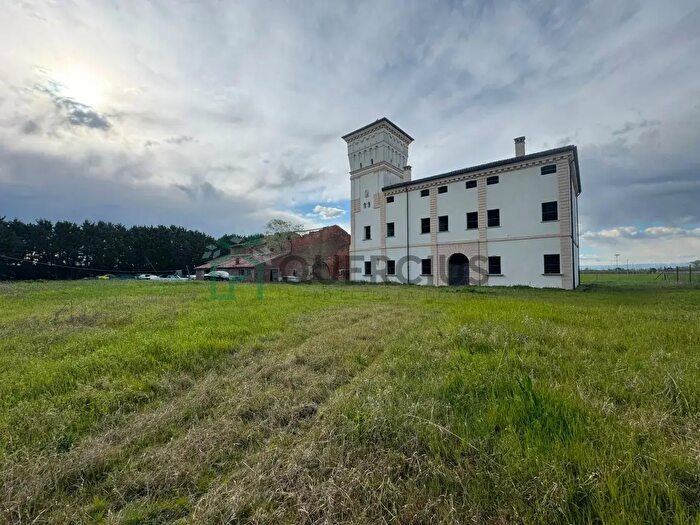 Casa con 12 locali in vendita in Via Garbo, Legnago