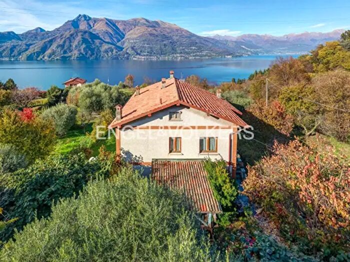 Casa con 6 locali in vendita in Varenna