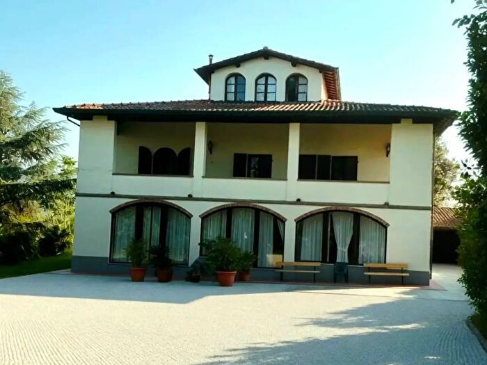 Casa con 11 locali in vendita in Capraia E Limite