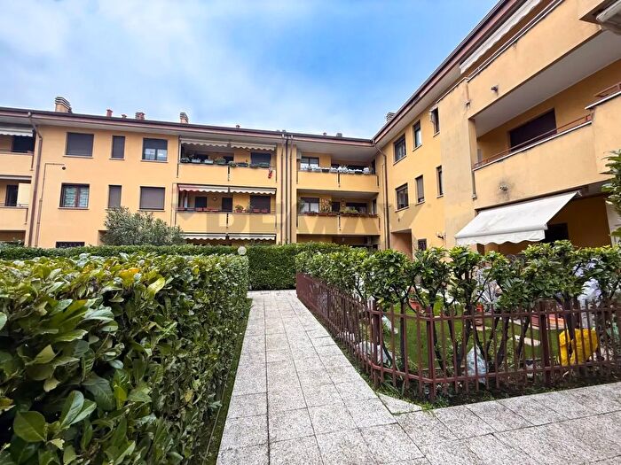 Appartamento trilocale in affitto in Via Pietro Maroncelli, Monza