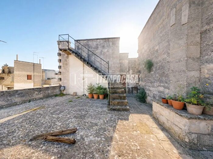 Casa con 6 locali in vendita in Via F Petrarca, Leverano