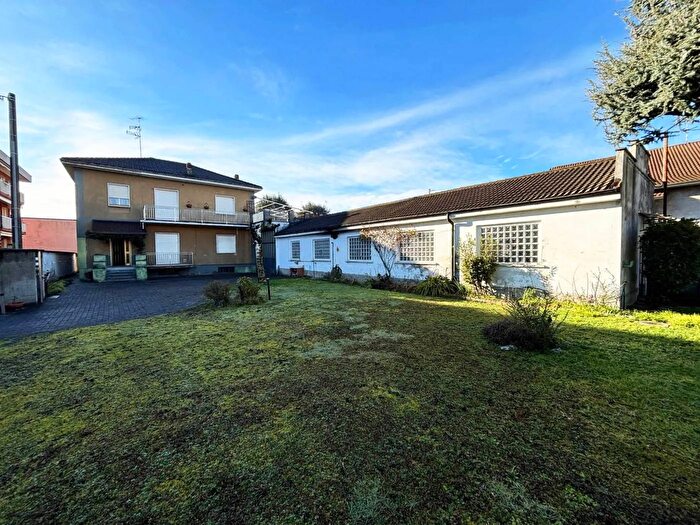 Appartamento trilocale in vendita in Via Carlo Borroni, Caronno Pertusella