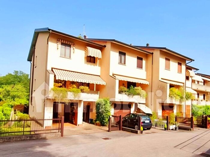 Casa quadrilocale in vendita in Buguggiate