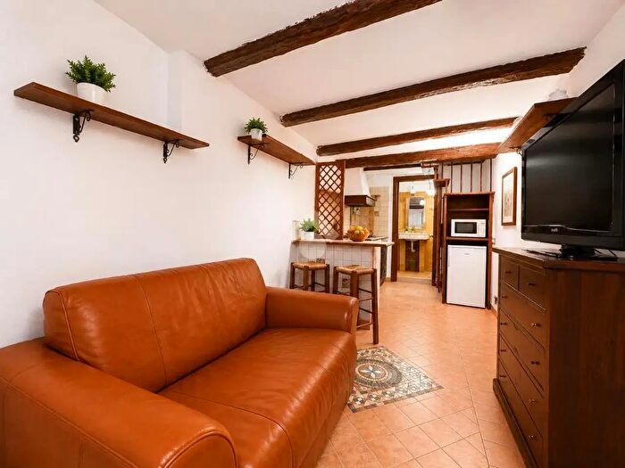Appartamento trilocale in affitto in Vico Gerolomini, Napoli