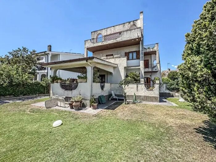 Casa con 6 locali in vendita in Via Peio, Roma