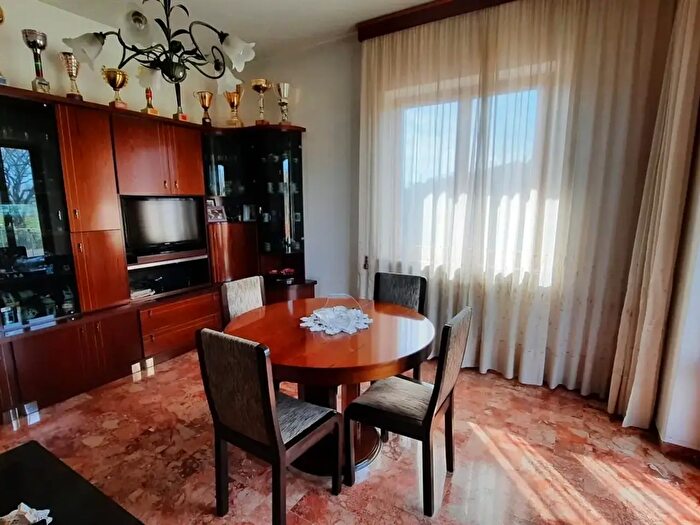 Casa con 10 locali in vendita in Asciano