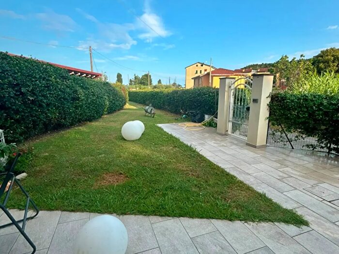 Casa quadrilocale in affitto in Ameglia
