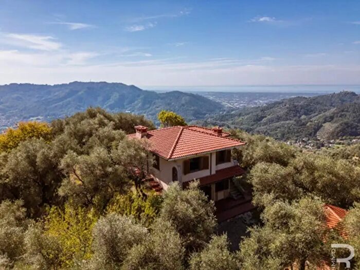 Casa quadrilocale in vendita in Via Duilio Pieri, Camaiore