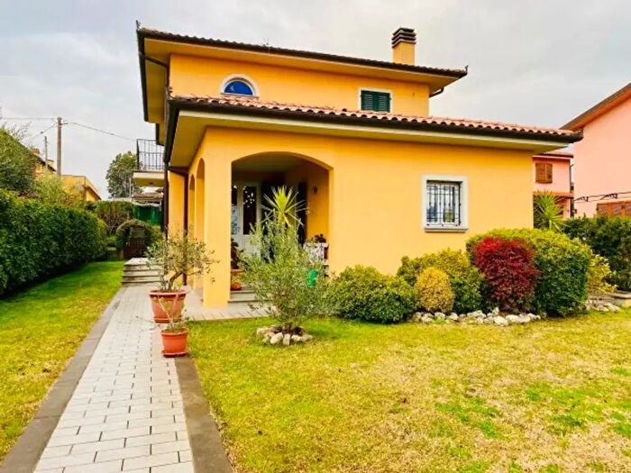 Casa con 5 locali in vendita in Via di Montecarlo, Montecarlo