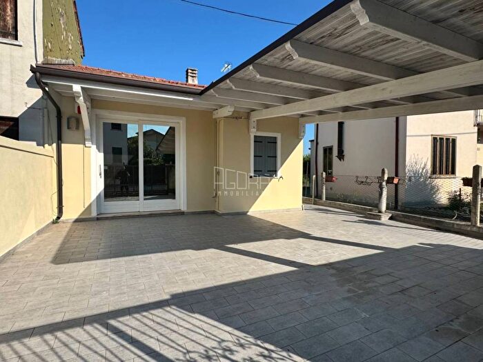Casa quadrilocale in affitto in Via Carlo Forlanini, Grignano Polesine Roverdicrè, Rovigo