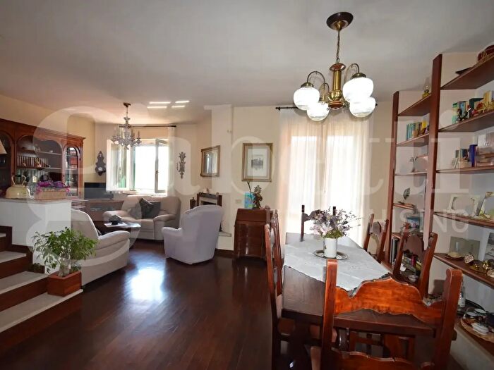 Casa con 8 locali in vendita in Via Canovaccia, Pianoro