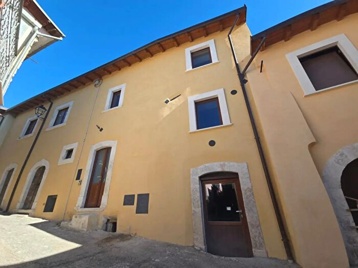 Casa quadrilocale in vendita in Via San Demetrio, Poggio Picenze