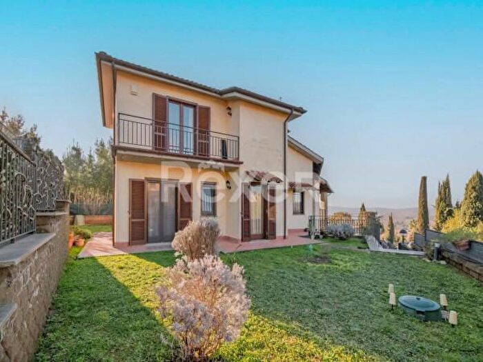 Casa quadrilocale in vendita in Via delle Patere Loc col, Sutri