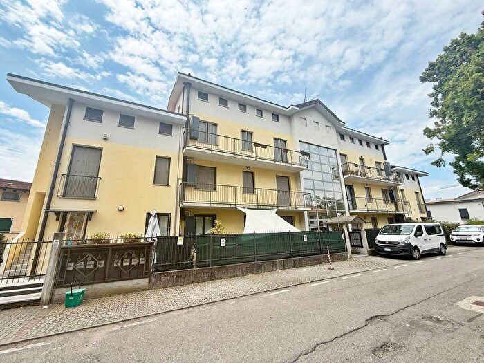 Appartamento trilocale in affitto in Via Montrucco, Centro, Sesto Calende