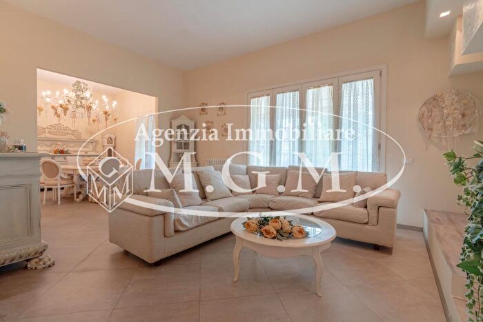 Casa con 12 locali in vendita in Ponsacco