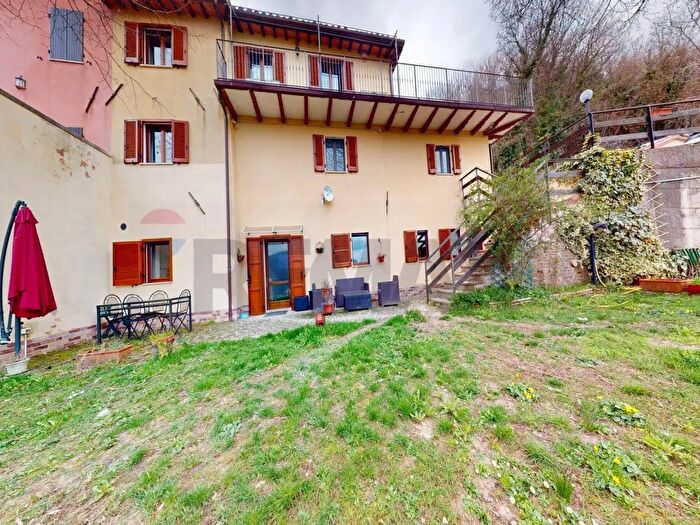 Casa con 7 locali in vendita in Frazione Cellerano, Nocera Umbra