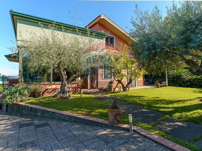 Casa con 10 locali in vendita in Tropea, Aci SantAntonio