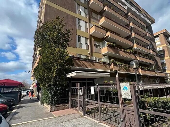 Appartamento trilocale in vendita in Via Sandro Sandri, Roma