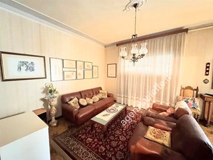 Appartamento con 5 locali in vendita in Massa