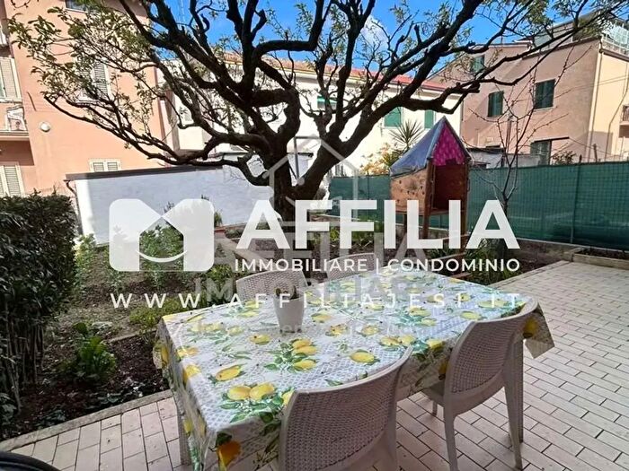 Appartamento con 7 locali in vendita in Via Garibaldi, Jesi
