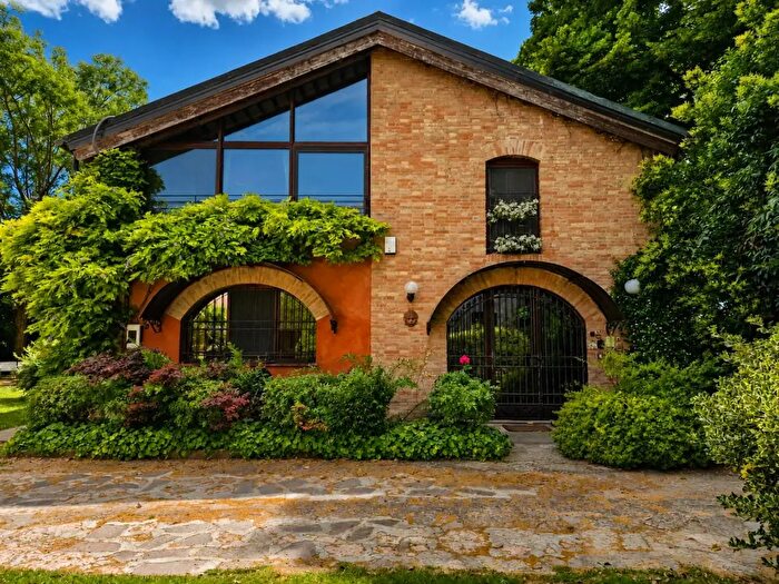 Casa con 9 locali in vendita in Forli'