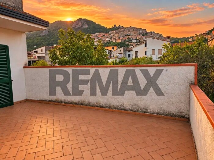 Casa con 10 locali in vendita in Pietravairano