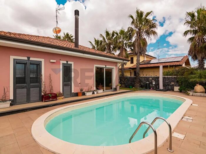 Casa quadrilocale in vendita in Piersanti Mattarella, Pedara