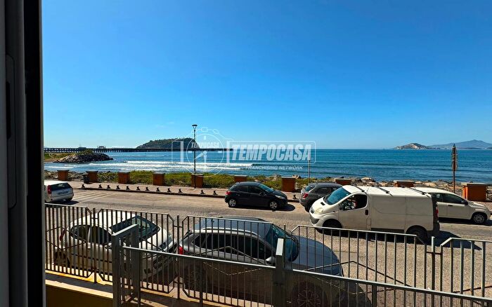 Appartamento quadrilocale in vendita in Via di Pozzuoli, Napoli