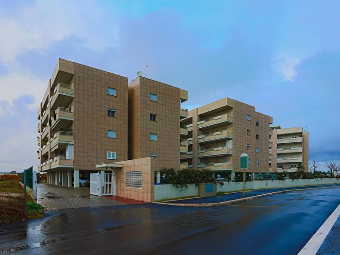 Appartamento trilocale in vendita in Via Torcegno, Roma