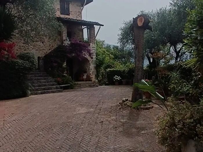 Casa con 9 locali in vendita in Camaiore