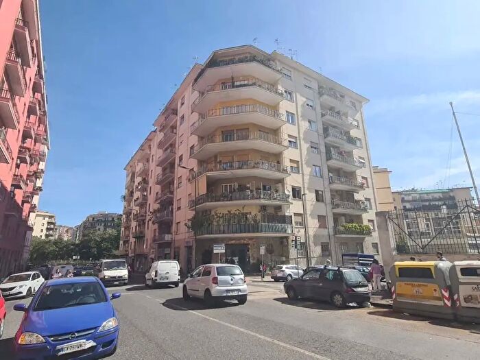 Appartamento con 5 locali in vendita in Via Mario Fiore, Napoli