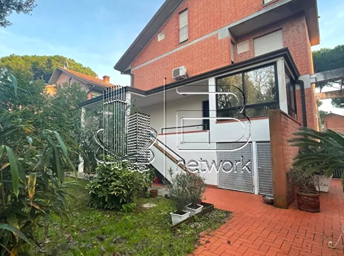 Casa con 8 locali in vendita in Pietrasanta