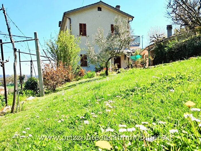 Casa con 10 locali in vendita in Ascoli Piceno