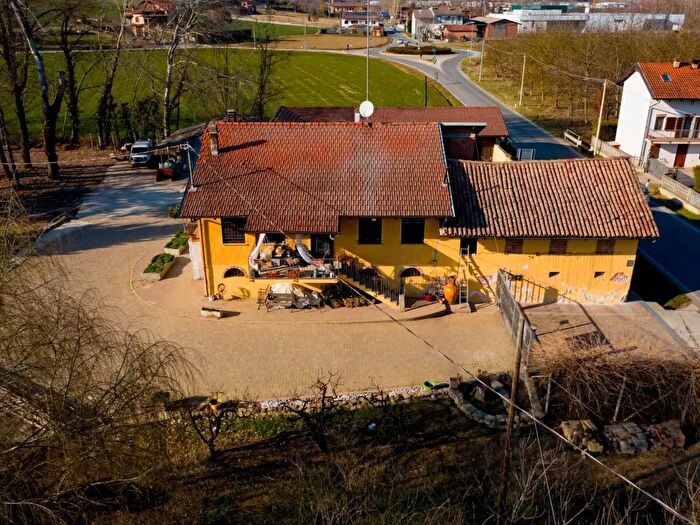 Casa con 8 locali in vendita in Priocca