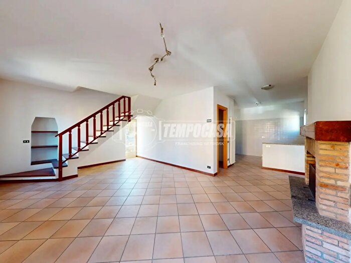 Casa trilocale in vendita in Via Roma, Cantello