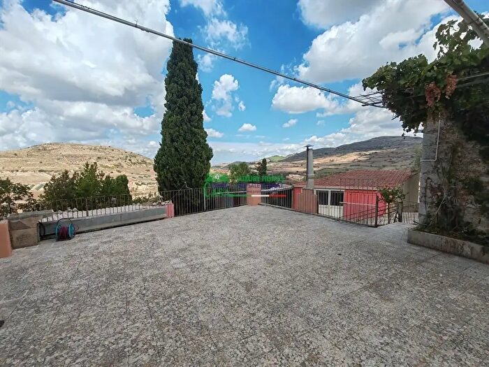 Casa con 6 locali in vendita in Ragusa